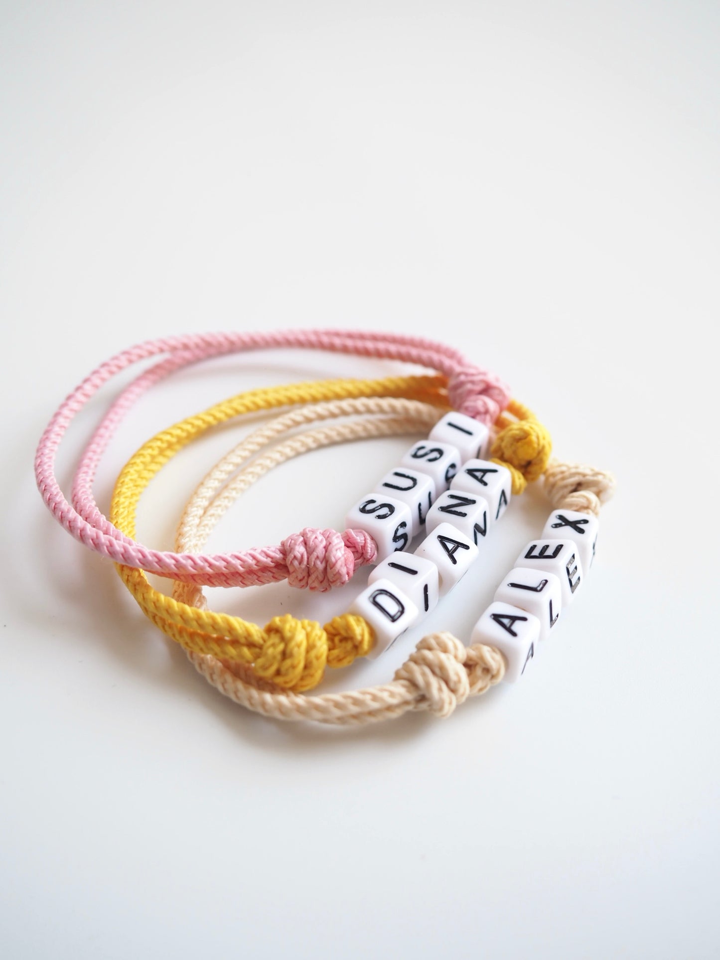 Knot Braceletter letras CUBO